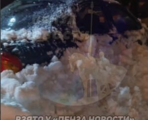 В Пензе рухнувший с крыши сугроб отбросил иномарку на несколько метров