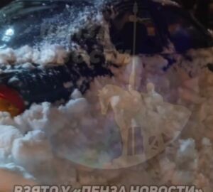 В Пензе рухнувший с крыши сугроб отбросил иномарку на несколько метров