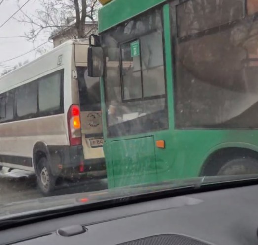 В Пензе на улице Луначарского столкнулись автобус и маршрутка №89