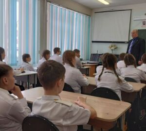 Ветераны МВД оценили выправку пензенских кадетов на смотре в школе № 11