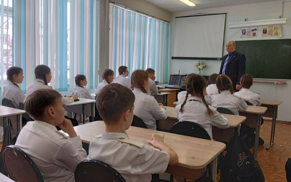 Ветераны МВД оценили выправку пензенских кадетов на смотре в школе № 11