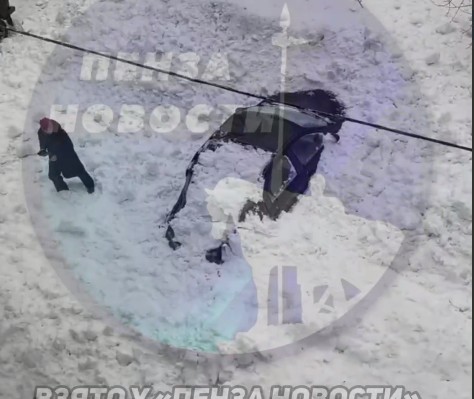 В Пензе на Западной поляне снежная лавина завалила машины и оборвала провода