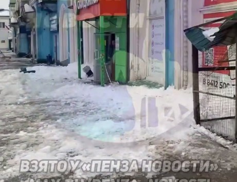 Пензенцы объявили режим «глыбной опасности» из-за массового схода снега с крыш