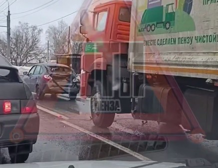 В Пензе мусоровоз протаранил легковушку на пешеходном переходе 3 марта