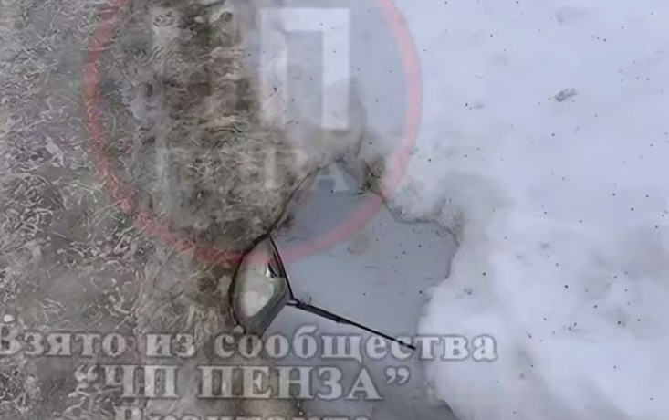 В микрорайоне Арбеково автомобиль полностью скрылся под толщей снега