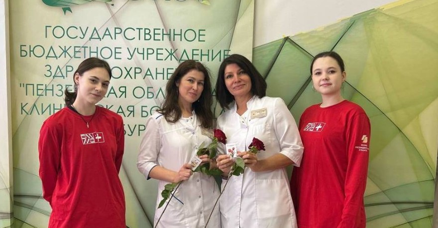 Волонтеры Пензы поздравили более 250 врачей с 8 марта