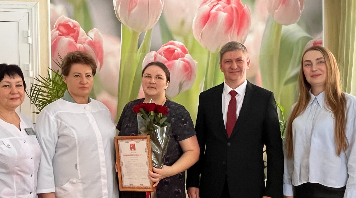 Глава Кузнецка вручил «Свидетельство земляка» новорожденному Илье