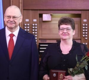 Олег Мельниченко наградил Ирину Часовскую за служение культуре Кузнецка