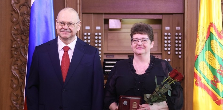 Олег Мельниченко наградил Ирину Часовскую за служение культуре Кузнецка