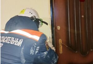 В Пензе спасатели вскрыли дверь квартиры, где остался малолетний ребенок