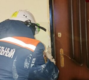 В Пензе спасатели вскрыли дверь квартиры, где остался малолетний ребенок