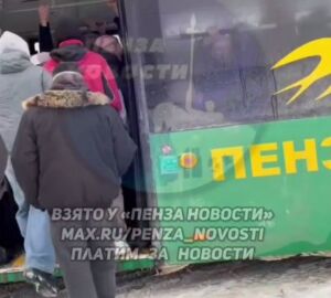 Пензенцы просят новый маршрут — 93-й автобус в Ахунах забит студентами до отказа