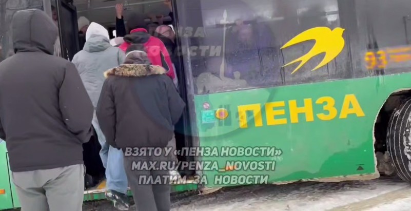 Пензенцы просят новый маршрут — 93-й автобус в Ахунах забит студентами до отказа