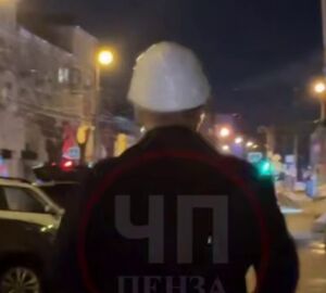 Пензенцы стали выходить на улицы в касках после массового схода наледи с крыш