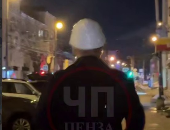 Пензенцы стали выходить на улицы в касках после массового схода наледи с крыш