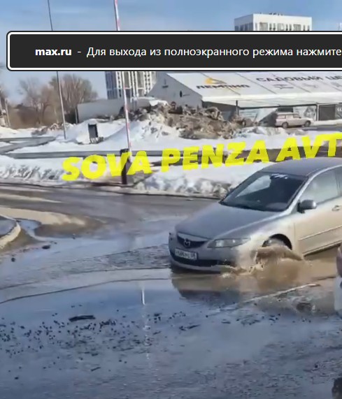 В Пензе под лужей на улице Лозицкой скрылась глубокая яма