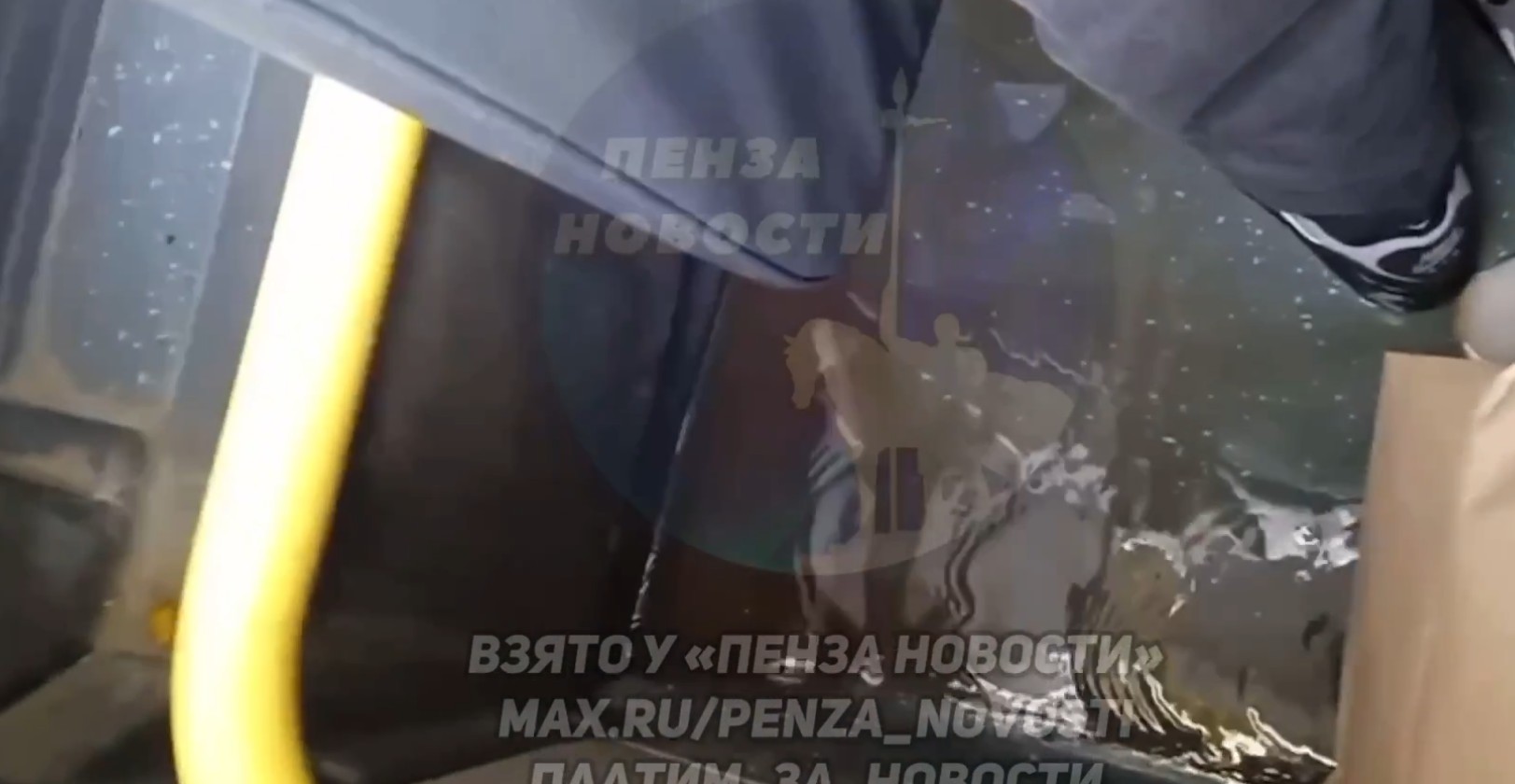 В Пензе автобус превратился в «мойку обуви» после протечки