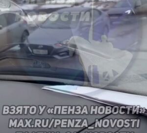 В Пензе иномарка провалилась в глубокую яму в Арбеково