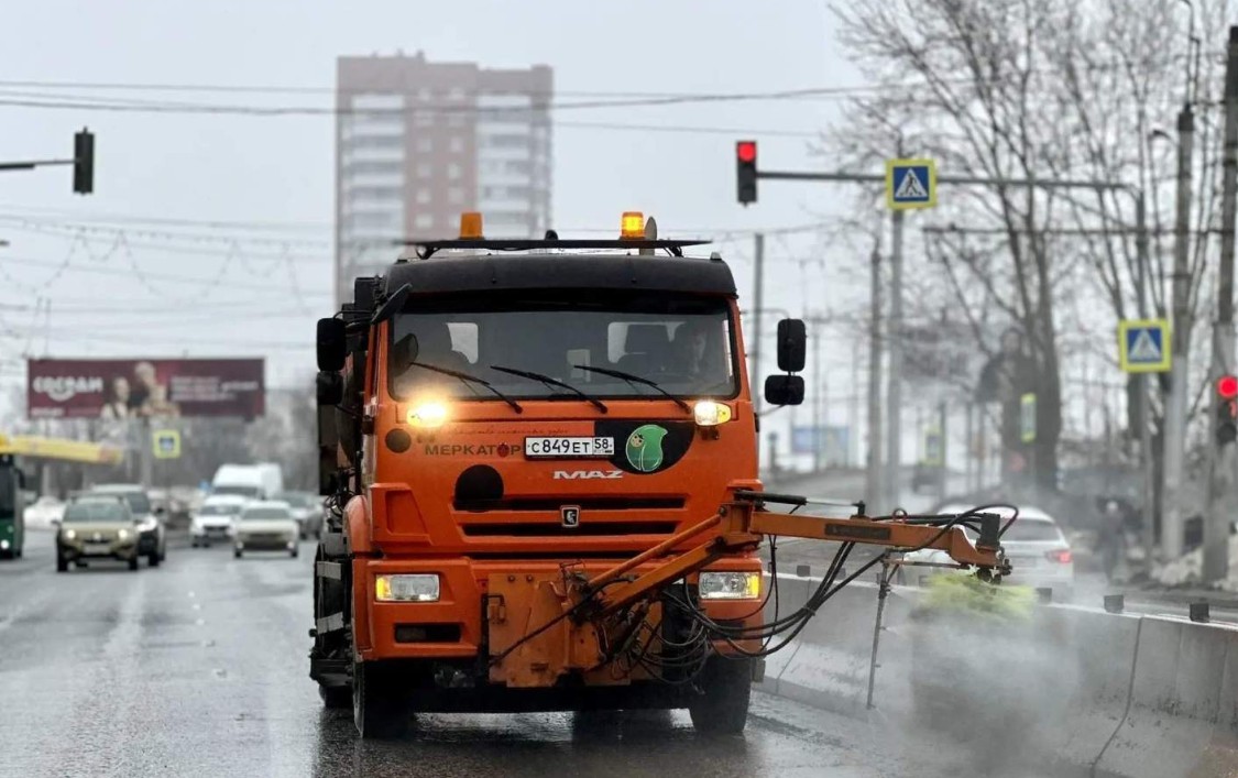 В Пензе начали весеннюю уборку улиц поливомоечными машинами
