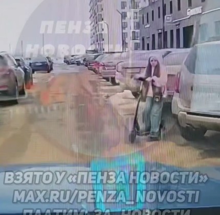 В Дальнем Арбеково школьница на самокате едва не попала под машину