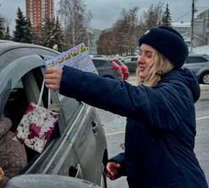 На дорогах Пензы автомобилисткам начали вручать подарки