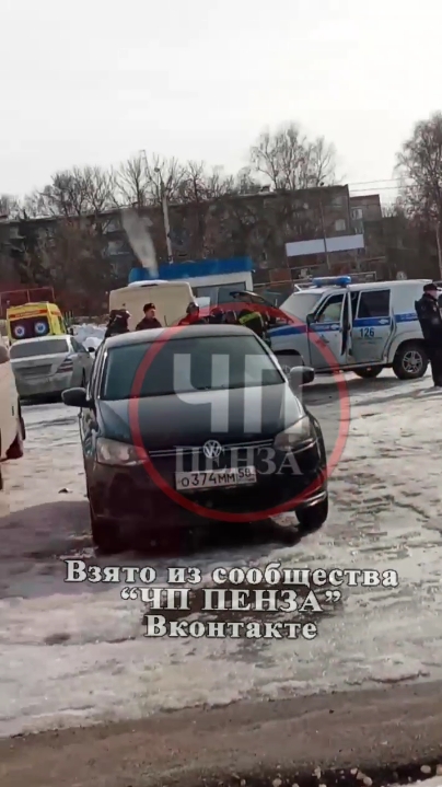 Днем в Пензе на улице Ударной загорелся полицейский автомобиль