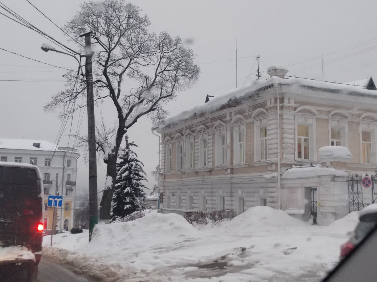 Падение наледи на подростка, подорожание бензина и запрет парковки: что случилось в Пензе 3 марта