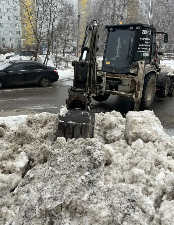 В Пензе ликвидировали незаконные свалки и ускорили таяние снега в скверах