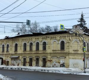 В центре Пензы из-за снега рухнула крыша старинного дома на Суворова
