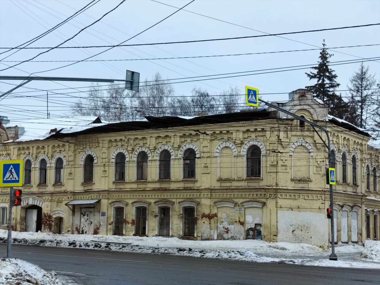 В центре Пензы из-за снега рухнула крыша старинного дома на Суворова