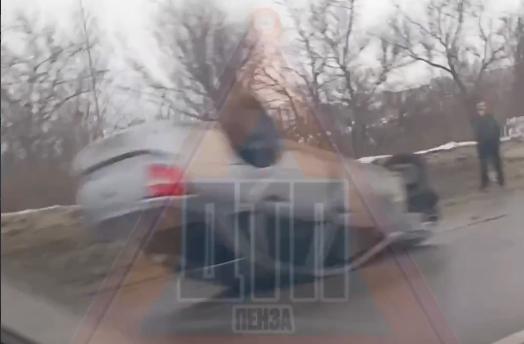 На М-5 в Пензе гонки легковушек закончились переворотом