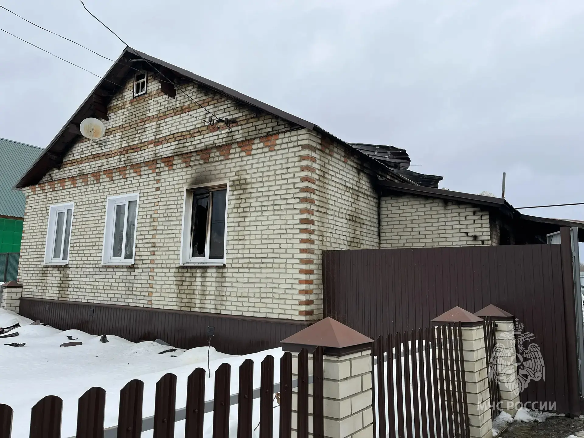 Сосед вынес из горящего дома мужчину с инвалидностью в Сосновоборском районе