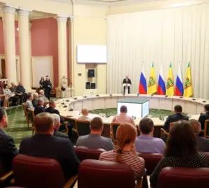 Олег Мельниченко наградил 35 работников ЖКХ за напряженную работу зимой