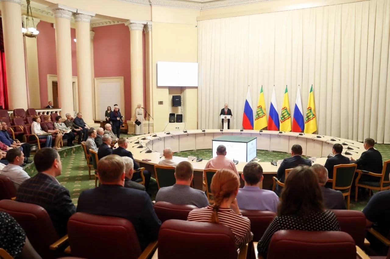 Олег Мельниченко наградил 35 работников ЖКХ за напряженную работу зимой