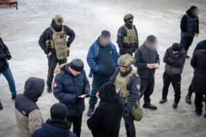 В Пензе во время рейда ОМОН 22 мужчинам вручили повестки в военкомат