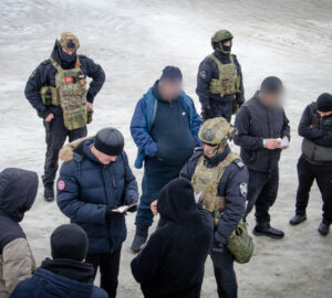 В Пензе во время рейда ОМОН 22 мужчинам вручили повестки в военкомат