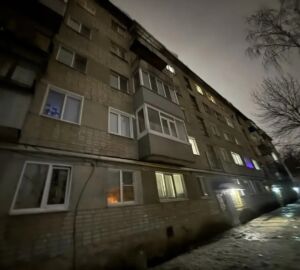 Упавшая с козырька глыба льда тяжело травмировала женщину на ул Калинина в Пензе