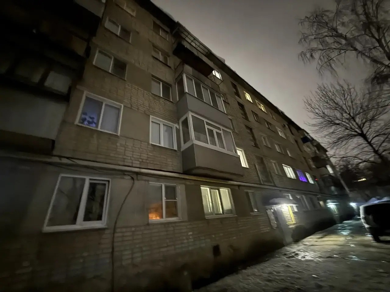 Упавшая с козырька глыба льда тяжело травмировала женщину на ул Калинина в Пензе