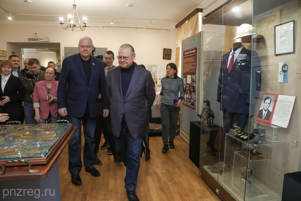 Олег Мельниченко передал личные фото для выставки о Николае Рыжкове в Пензе