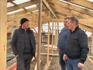 В Пологах и Токмаке пензенцы системно восстанавливают кровли МКД