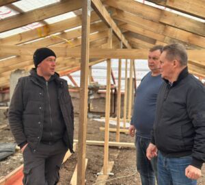 В Пологах и Токмаке пензенцы системно восстанавливают кровли МКД