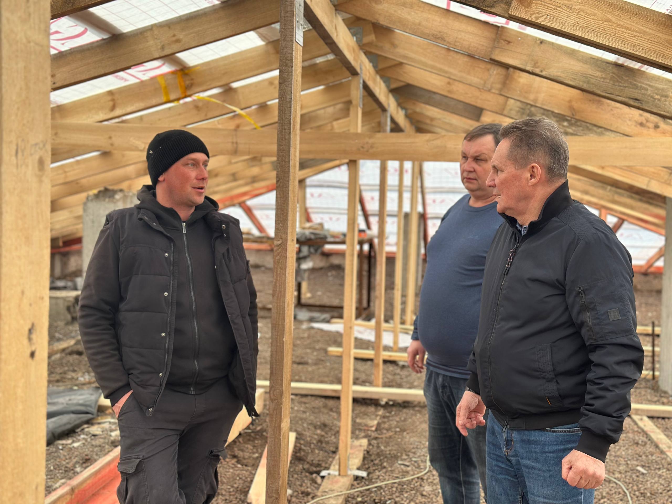 В Пологах и Токмаке пензенцы системно восстанавливают кровли МКД