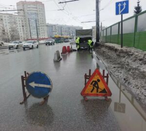 В Терновке начали устранять опасные дорожные «ловушки»