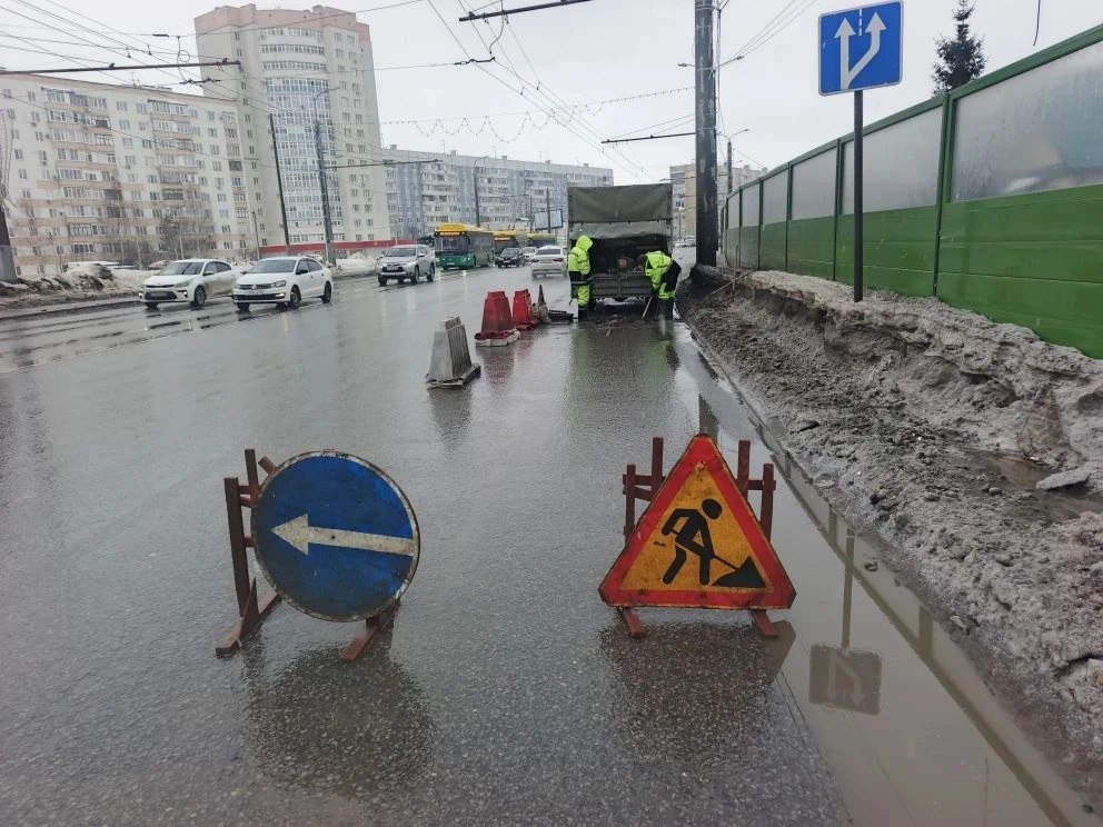 В Терновке начали устранять опасные дорожные «ловушки»