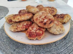 Как превратить обычные домашние котлеты в ресторанное блюдо