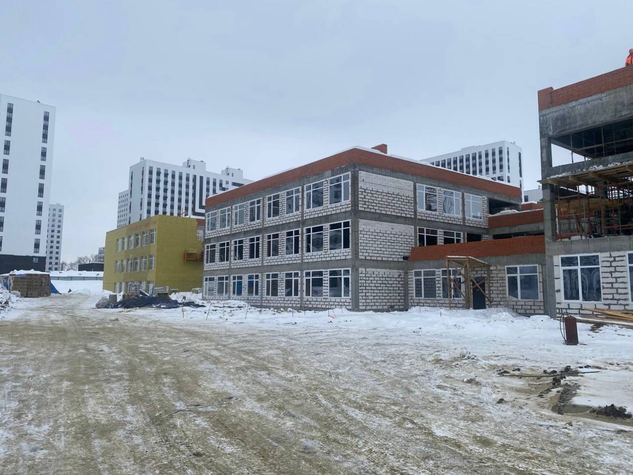 В Минстрое рассказали, как продвигается строительство новой школы в Лугометрии