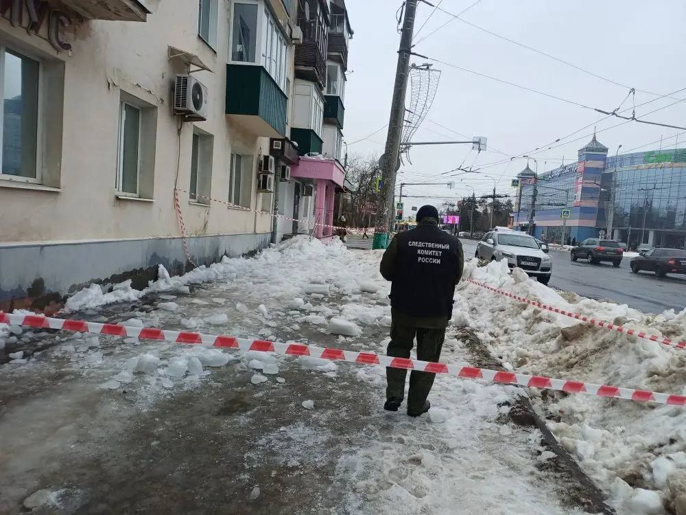 В Пензе возбуждено уголовное дело после падения наледи на 17-летнего подростка