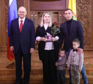 Олег Мельниченко отметил заслуги многодетных мам и тружениц региона