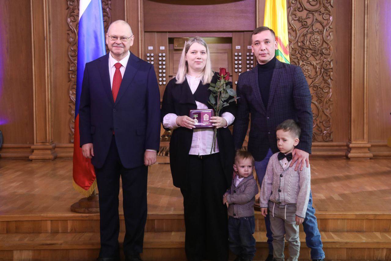 Олег Мельниченко отметил заслуги многодетных мам и тружениц региона