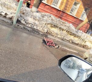 Опасная яма на ул. Лермонтова в Пензе угрожает пешеходам и водителям